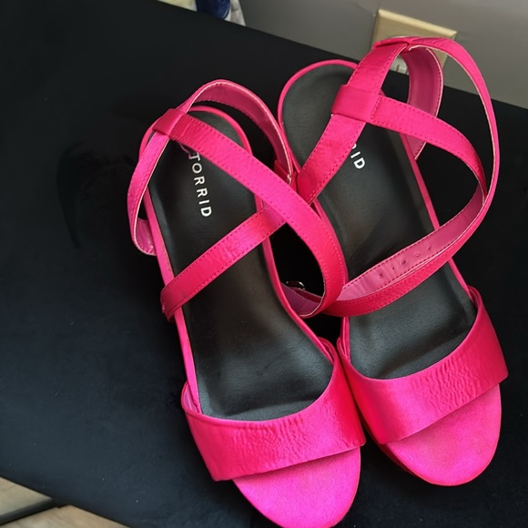 Strappy Platform Heel (WW) - Picture 2 of 11